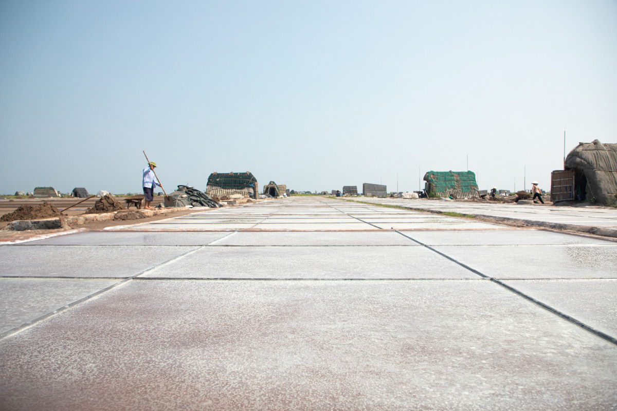 Đủ nắng, từ 6 đến 8 tiếng muối sẽ kết tinh thành hạt.