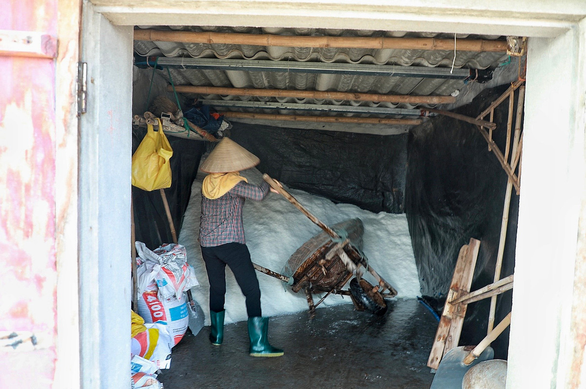 Hàng ngày, lái buôn sẽ đến tận ruộng muối để thu mua. Cũng có một số hộ tự đem ra thị trường bán lẻ. Hiện toàn xã có khoảng 6 doanh nghiệp thu mua, chế biến muối, nhưng diêm dân chọn bán cho các thương lái vì được giá cao hơn.