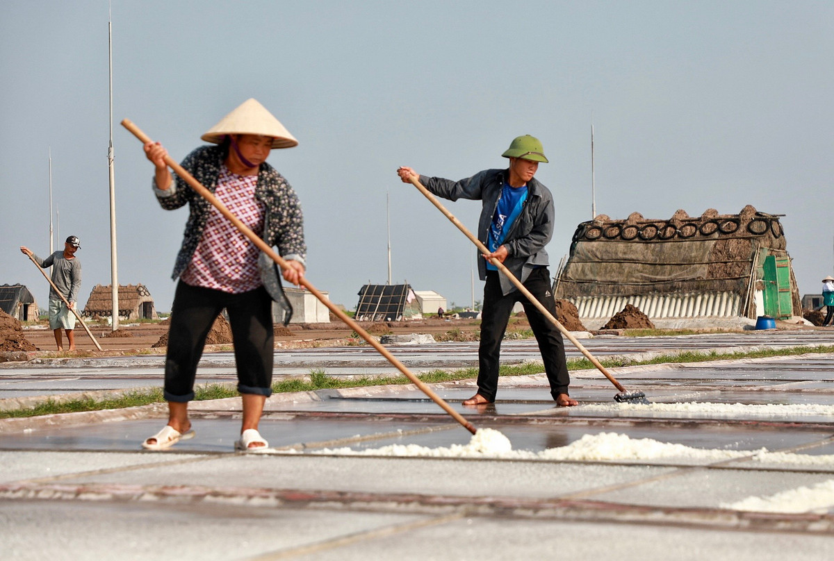 Sau một ngày lao động vất vả, đây là thời điểm diêm dân thu hoạch những mẻ muối thắng lợi.