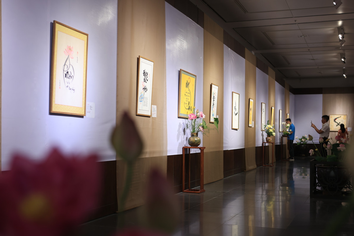 Bao tang Ha Noi trung bay Chuyen de “Bac Ho voi Thu do Ha Noi”-Hinh-4