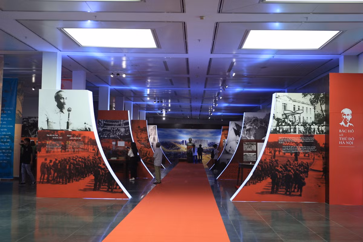 Bao tang Ha Noi trung bay Chuyen de “Bac Ho voi Thu do Ha Noi”