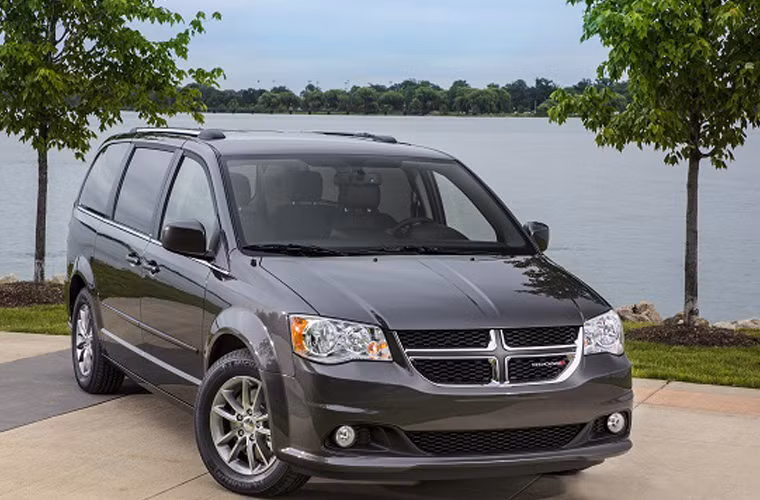 Dodge Grand Caravan của Chrysler là một trong 3 dòng xe “na ná” nhau của hãng gồm Dodge Caravan, Chrysler Town &amp; Country và Plymouth Voyager. Plymouth Voyager “chết” trước và 2 mẫu kia thì trở nên ảm đạm. Đến khi Fiat “xuất chiêu” thì dòng xe Dodge Grand Caravan cũng ra đi trong yên lặng.