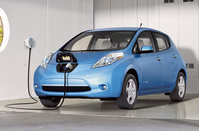 Volkswagen e-Golf, đạt quãng đường vận hành 133.5km, giá khoảng 35.500 USD.