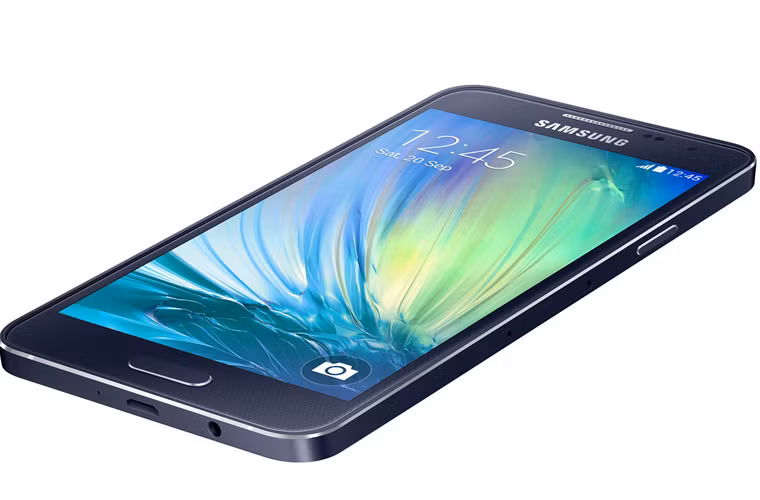 Thiết kế tổng thể của Galaxy A3 khá bắt mắt và vẫn có sự nam tính nhất định nhờ 4 góc máy vuông vắn nhưng không hề ‘thô’ do được bo tròn nhẹ. Galaxy A3 còn ghi điểm bởi độ mỏng chỉ 6.9 mm và cân nặng 110g, rõ ràng là rất gọn nhẹ và mỏng manh, việc cầm nắm và sử dụng máy sẽ dễ chịu hơn.