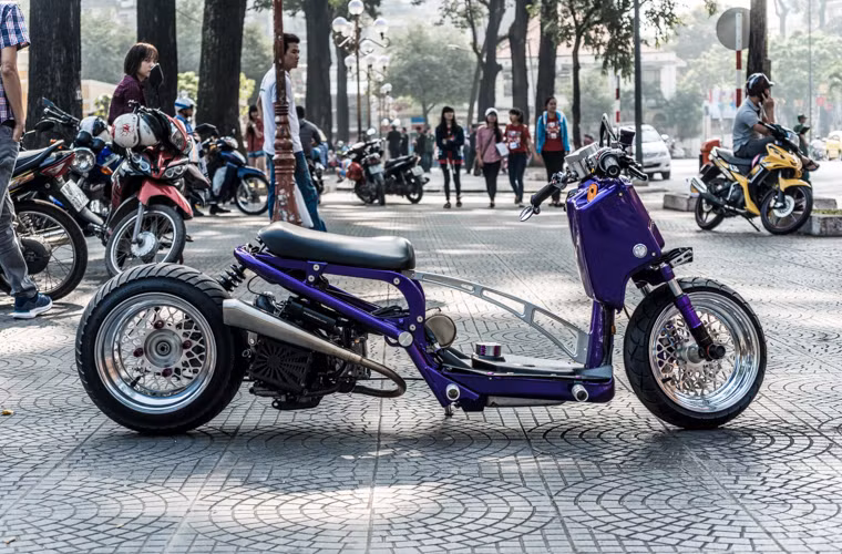 Rất nhiều người yêu Zoomer ở sự nhỏ gọn và dễ điều khiển của chiếc xe, đồng thời chiếc xe cũng mang lại rất nhiều cảm hứng cho người có đam mê độ chế. Chiếc xe được một người chơi ở Sài Gòn độ lại gần như toàn bộ, chỉ giữ lại động cơ và khung sườn, các linh kiện còn lại đều được nhập và thay mới để mang lại một hình dáng rất độc đáo và cá tính, theo sở thích của chủ xe.