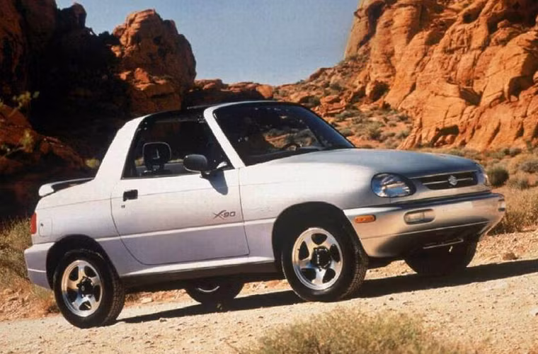 Mặc dù có liên quan đến dòng xe Suzuki Sidekick không có gì phải bàn cãi, X-90 ngố khỏi chê vì sở hữu một form người hỗn hợp: phần trước giống với kiểu xe hơi tiết kiệm Nhật, phần sau thì lại giống như xe bán tải thu nhỏ có cánh dính với đuôi. Chẳng đẹp tí nào!
