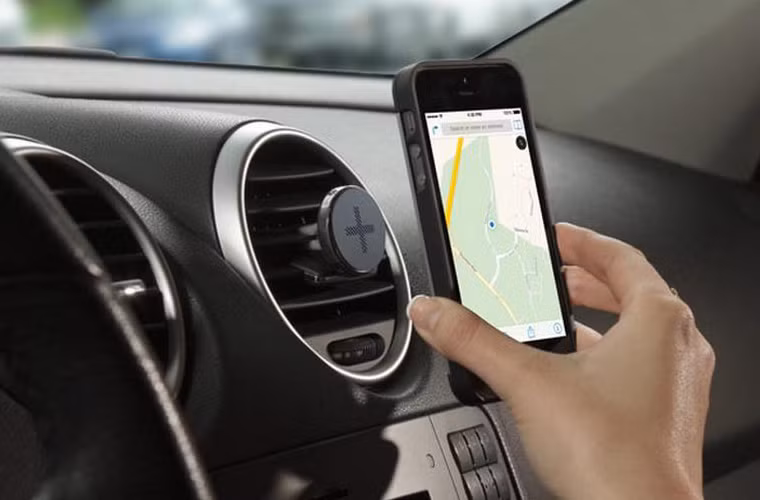 Giá đỡ từ tính Logitech +Trip, 30 USD, nhỏ nhưng mạnh mẽ, giúp gắn iPhone lên khe thông gió xe hơi. Bộ kit đi kèm một miếng kim loại để gắn vào vỏ iPhone, có vẻ khá bất tiện. Để thuận tiện hơn, hãy mua ốp điện thoại của Logitech để mọi thứ đồng bộ hơn. Sản phẩm này chắc chắn sẽ có mặt trong tương lai không xa.