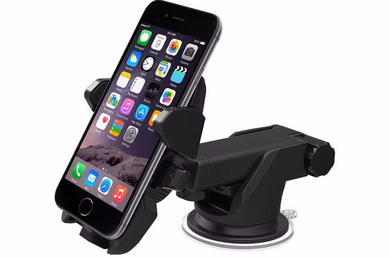 Giá đỡ điện thoại cho xe hơi iOttie Easy One Touch 2 có giá khoảng 25 USD, tiện dụng ở chỗ đơn giản hoá quy trình lắp đặt chỉ bằng một nút nhấn. Chân đế có thể điều chỉnh được giúp bạn thao tác điện thoại dễ dàng hơn.