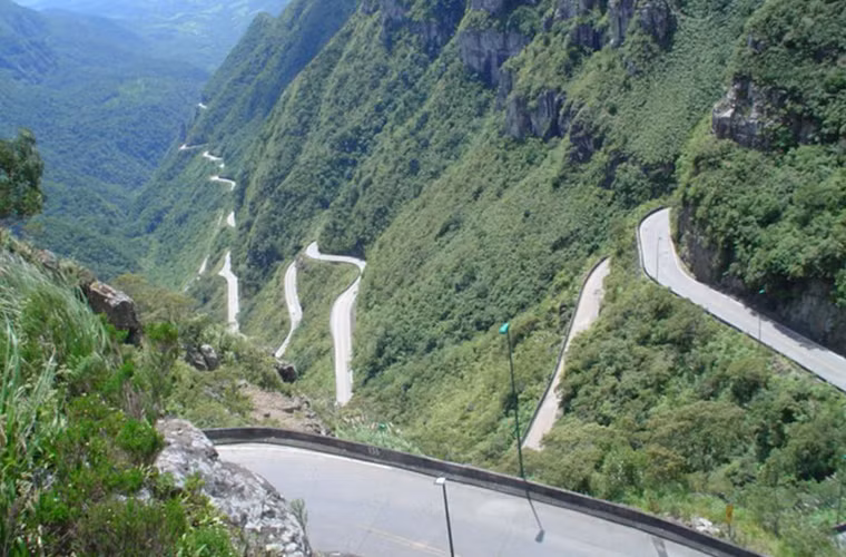 Nằm trên ngọn An-pơ tại Nước Ý, ngọn đèo Stelvia uốn hình zig-zag qua 48 đoạn cua cùi chỏ, là điểm giao thoa của 3 thứ tiếng Đức, Ý và Rô-man. 