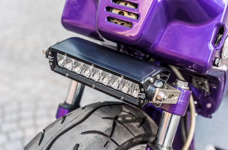 Bánh trước có kích thước 100/60-12, mâm độ.