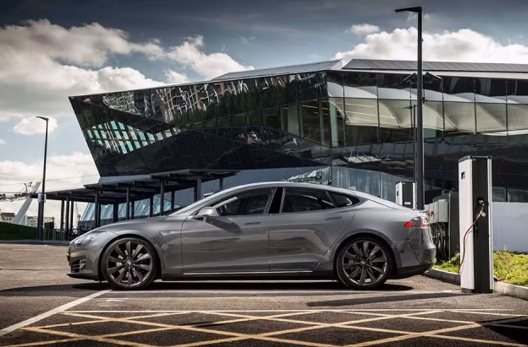 RAV4 EV của Toyota đạt quãng đường vận hành tới 166km, với giá khoảng 50.000 USD, được xem là xe hiệu quả năng lượng nhất tại Hoa Kỳ. Tuy nhiên, mức giá được cho là hơi “chát”.