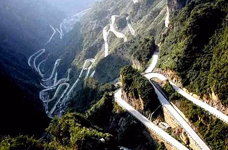 Taroko mang nghĩa “tráng lệ” trong phương ngữ của bộ tộc Truku, Đài Loan. Con đường núi Taroko Gorge rất chật hẹp với nhiều đoạn cua gió, bắt đầu từ quận Đông Thạch, thành phố Đài Trung nối với xa lộ Tô Áo-Hoa Liên, dọc theo bờ đông Đài Loan, dọc Thái Bình Dương. Đoạn đường này sẽ bị cấm xe trong trường hợp có bão và động đất vì chắc chắn không thể đi xe quan đó trong những điều kiện thời tiết này.