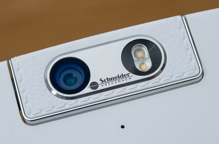 N3 sử dụng màn hình 5.5” FullHD, SnapDragon 801 và 2GB RAM, một cấu hình không quá cao nhưng dư sức đáp ứng nhu cầu chúng ta trong vài năm tới. Màn hình của máy cho màu hơi nhạt một chút, hơi thiếu sắc nét một chút (so với các máy 2K) nhưng vẫn ở mức khá tốt.