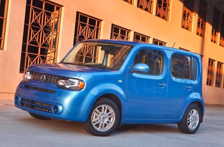 Một ứng viên khác là Nissan Cube, cũng đến từ trường thiết kế đột biến, trông không khác gì một chú cá thờn bơn. Nissan rất thành công trong việc làm cho chiếc Cube không hề giống với phong cách thiết kế vốn có của họ.