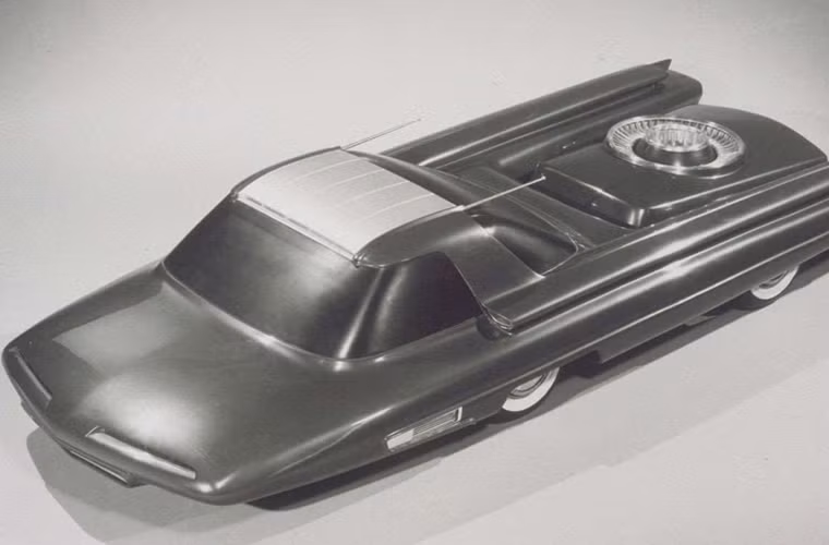 Trào lưu năng lượng hạt nhân của những năm 50 kéo Ford vào cuộc, cho ra đời mẫu Ford Nucleon vào năm 1958. Chẳng biết các bác tài có hoảng hồn khi lái xe với bồn phản ứng hạt nhân ở cốp xe sau hay không? Dĩ nhiên, xe đặc biệt tối kị với va chạm.