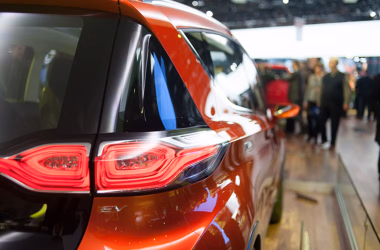 Chevrolet Bolt EV là một ý tưởng xe điện nằm ở phân khúc thấp, có giá bán hợp lý hơn so với những mẫu xe điện đang có mặt trên thị trường hiện nay như BMW i3, Nissan Leaf hay Tesla Model S.