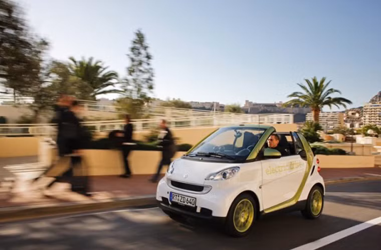 Tesla Model S 85kWh đạt quãng đường vận hành thuộc hàng siêu “khủng”, lên tới 426km, “chốt giá” ở khoảng 80.000 USD. Mẫu xe này thuộc hàng tiên phong về mặt hiệu quả nhiên liệu và cũng được xem là rất đáng đồng tiền bát gạo, dù giá rất cao.