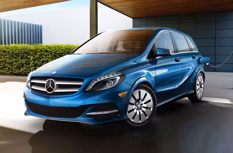 Nissan Leaf, giá khoảng 29.000 USD, đạt quãng đường vận hành 135km, là một trong 5 dòng xe có pin “trâu” nhất trên thị trường xe điện.