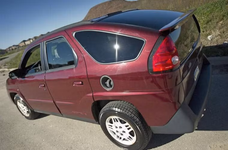 Pontiac Aztek đứng đầu danh sách bình chọn “xe ngố” của độc giả The Globe and Mail. Nếu bạn muốn chế tạo một chiếc xe phá vỡ mọi nguyên lý thẩm mỹ, hẳn bạn phải vượt qua chiếc Aztek này: cạnh mỏng, lưng gù, mâm xe đục lỗ, giống như phiên bản “lưỡng long nhất thể” bị lỗi giữa đồ chơi Transformer và máy hút bụi.