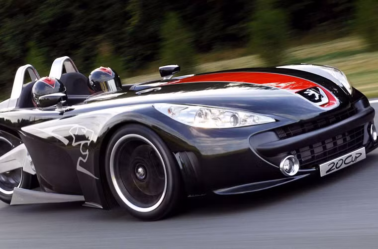 Năm 2006, Peugeot giới thiệu mẫu concept Peugeot 20Cup, lấy cảm hứng từ dòng xe 207 và dòng xe ba bánh. Dòng concept này bị gọi là xe hơi nửa mùa với trọng lượng chỉ 500kg.