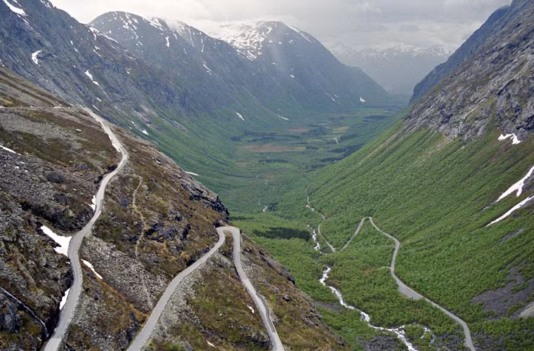 Đường Trollstigen nằm ở Rauma, Na-Uy hẹp, nhiều đoạn cua ngặt, dốc nghiêng. Chính phủ Na-Uy do vậy cấm tất cả các phương tiện dài hơn 39 feet lưu thông. Vào mùa du lịch có khoảng 2500 lượt xe cộ qua đây mỗi ngày nhưng sẽ đóng lại vào mùa đông và mùa xuân.