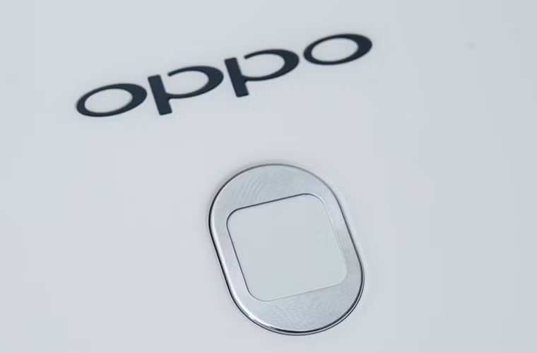 Ngoài camera, có một điểm khác trên N3 rất đáng chú ý: cảm biến vân tay. Cảm biến vân tay trên N3 là loại chạm để đọc, người dùng không cần phải vuốt. Không chỉ dùng để mở khóa, cảm biến vân tay trên N3 còn có thể tắt một ứng dụng nào đó, không cho người khác xài. Chỉ khi nào ai đó nhập đúng mật khẩu hoặc quét đúng vân tay họ mới có thể mở ứng dụng đó lên.