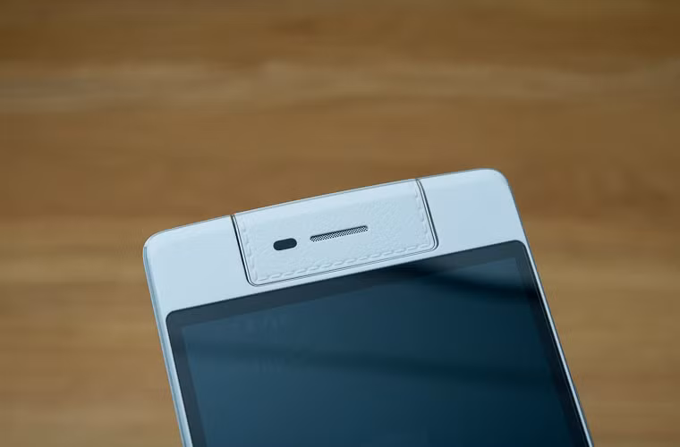 Điểm đặc biệt của N series tất nhiên đến từ những tính năng phụ trội mà Oppo trang bị, camera 13MP được thay bằng cảm biến mới hơn 16MP và đáng chú ý nhất là phần ống kính do Schneider Kreuznach chứng nhận.