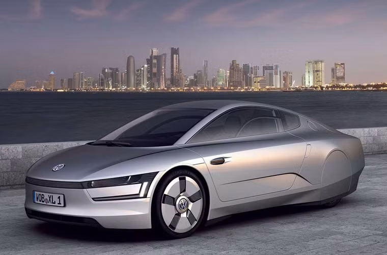Mẫu Volkswagen XL1 đậm chất viễn tưởng. Chẳng ai tưởng tượng rằng một hãng xe cổ hũ như Volkswagen lại đi sản xuất xe hơi động cơ lai sinh thái 2 chỗ bằng sợi cạc-bon và nặng tới 795kg.