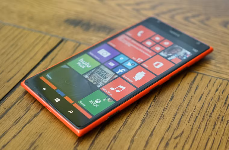 Lumia 1520 được gia cố bằng chất liệu nhựa polycarbonate quen thuộc. Với số đo ba vòng mà máy đạt được là 162.8 x 85.4 x 8.7 mm, thì có vẻ thân hình của máy khá mảnh mai, nhưng không kém phần mạnh mẽ và đầy tinh tế. Độ “sexy” và trọng lượng nhẹ chỉ 209g đã làm cho hai tiền bối Lumia 920 và 820 phải ghen tị.