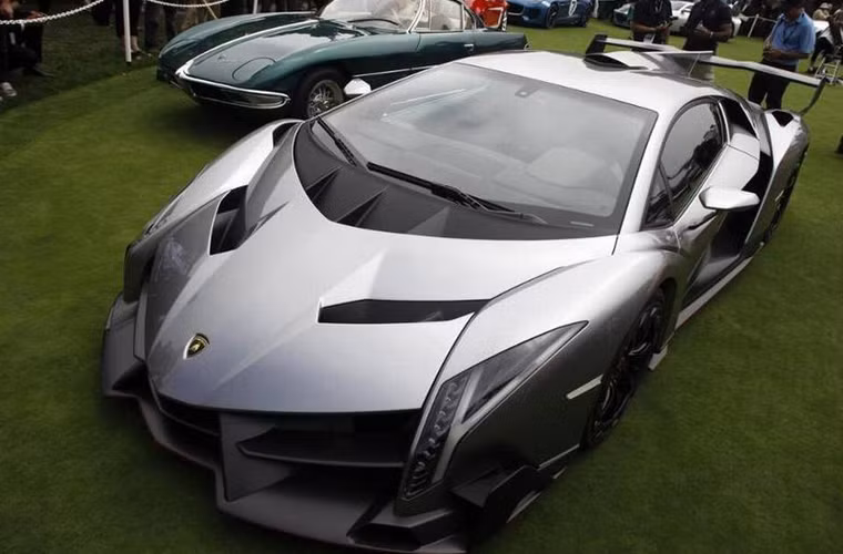 Thời trang đột phá cũng có rủi ro riêng vì ranh giới giữa sự sáng suốt về thẩm mỹ và thảm hoạ phong cách rất mong manh. Ấy thế mà Lamborghini Veneno đã bước ngang ranh giới ấy. Được giới thiệu tại Geneva Motor Show vào năm 2013, chiếc xe ngay lập tức bị phê phán là ý tưởng tệ nhất của Lamborghini, ngay giữa một triễn lãm xe siêu sang. Mức giá 4.1 triệu USD, một lần nữa chứng minh, tiền nhiều cũng không mua được thị hiếu.