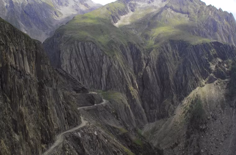 Con đèo nguy hiểm chết người Zoji ở Ấn Độ là cửa ngõ dẫn vào những vùng làng mạc vùng núi hẻo lánh, nối giữa quận Leh và sườn Tây dãy Himalaya và Srinagar trên Quốc lộ Ấn.