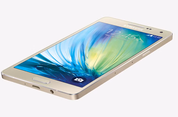 Galaxy A5 sở hữu thiết kế nguyên khối bằng kim loại được gia công tỉ mỉ với các viền vát kim cương sáng bóng, mang lại cảm giác sang trọng như các sản phẩm cao cấp. Nếu đem so với các ‘flagship’ trước đó của Samsung như Galaxy S4, Galaxy S5 hay thậm chí là Note 2 thì vẻ ngoài của Galaxy A5 cũng đẳng cấp hơn hẳn, mặc dù ở các mặt còn lại A5 yếu thế hơn.