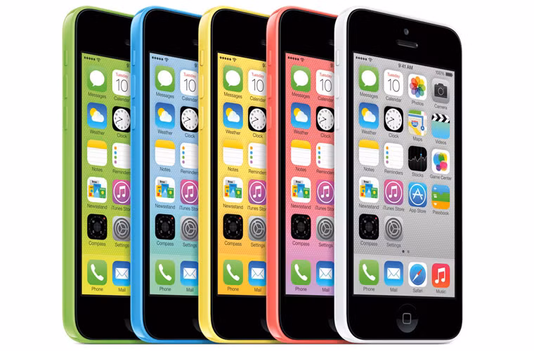 iPhone 5C là chiếc smartphone đầu tiên của Apple được chế tác từ 100% chất liệu nhựa, điều này nhằm giảm bớt giá thành và tiếp cận nhóm người dùng mới. Do hướng đến nhóm người dùng trẻ, năng động nên sản phẩm này được Apple trang bị nhiều màu sắc nổi bật, đi kèm là bộ wallpaper cùng tông màu.