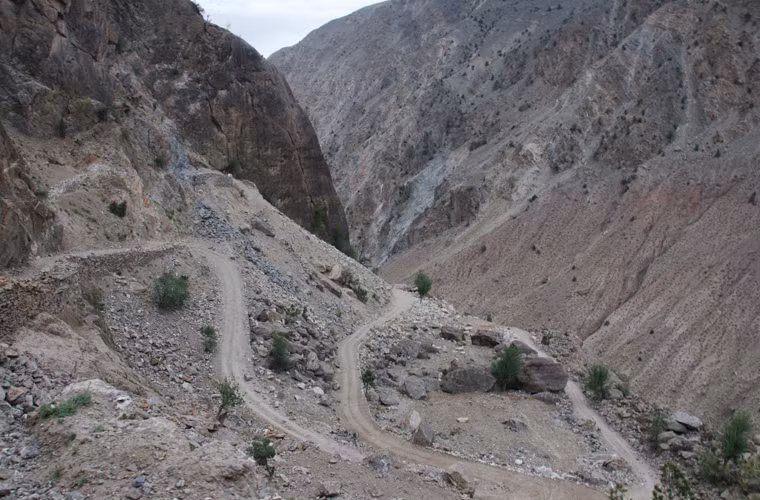Con đường Fairy Meadows trên ngọn Nanga Parbat ngọn núi cao thứ 9 trên thế giới thuộc Pakistan, là địa điểm thu hút các nhiếp ảnh gia và người leo núi muốn thưởng ngoạn cảnh thiên nhiên. Tuy nhiên, đường đến các thắng cảnh chẳng dễ qua chút nào. 