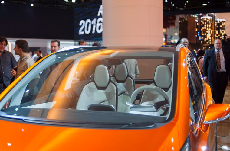 Xe có mui làm bằng kính, trụ D mỏng và đèn pha LED.