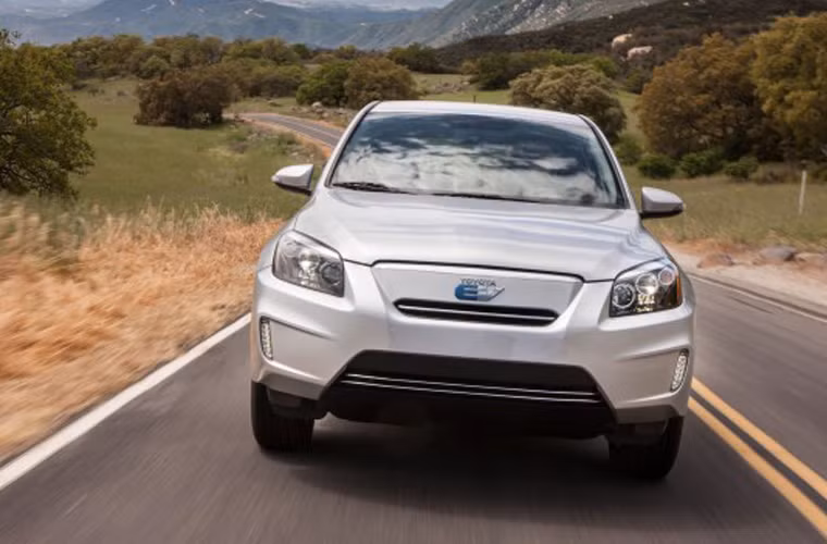 Fiat 500e, giá khoảng 32.000 USD và đạt quãng đường vận hành 140km, có mức hiệu quả nhiên liệu thuộc hàng top.