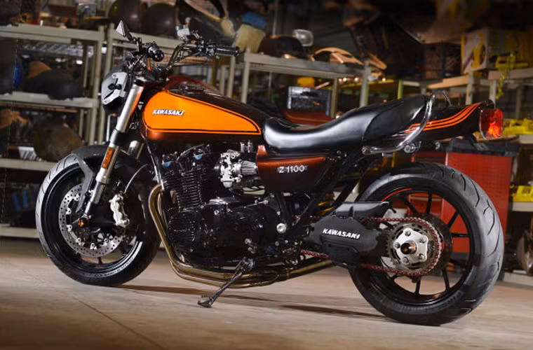 Ngày nay, cũng dễ kiếm một chiếc Kawasaki Z1000 đời giữa 70 với đầy đủ sự thu hút và hấp dẫn. Vì lý do đó mà Alain Bernard từ hãng Santiago Chopper đã lựa ngay một chiếc Z đời 77 và “xử lý” nó, vừa độ máy, vừa nâng cấp dàn phuột.