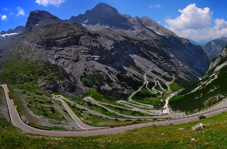 Xa lộ Tứ Xuyên-Tây Tạng nối giữa Thành Đô và Tây Tạng, dài khoảng 1500 dặm. Cao độ thay đổi nhiều bậc trên cung đường này nên bạn sẽ được thưởng lãm vô số cảnh quan khác nhau. Đá lở và đất chuồi đã cướp đi rất nhiều sinh mạng. Cung đường này đi qua 14 ngọn núi cao và hàng tá con sông nổi tiếng như Dadu, Lantssang và Kim Sa.