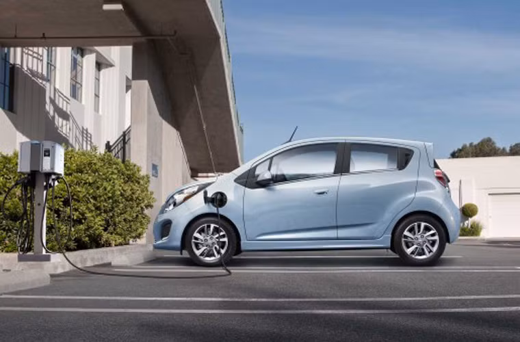 BMW i3, giá khoảng 41.000 USD, đạt quãng đường vận hành 130km mỗi lần sạc. Quả là một khoảng tiêu xài xứng đáng. Tuy nhiên, Mercedes cũng vừa giới thiệu dòng xe điện đẳng cấp hơn và mức giá tương đồng nên BMW cũng nên thủ sẵn phương án đương đầu.