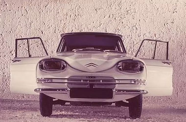 Nước Pháp được xem như cái nôi thời trang của thế giới, nhưng đồng thời cũng là nơi sản sinh ra dòng xe Citroën Ami rất đáng tiếc. Xuất hiện trên thị trường vào năm 1961, với kiểu cửa mở ngược. Kiểu cửa này chỉ thật sự thuận tiện cho nhà sản xuất và là một sự thất bại về thẩm mỹ và khí động học. Mặc dù động cơ dạng hình trụ giống với dòng xe 2CV của hãng, Ami vẫn kỳ cục ở nhiều điểm, kể cả nội thất và đèn mắt cá đối “không giống ai”. 