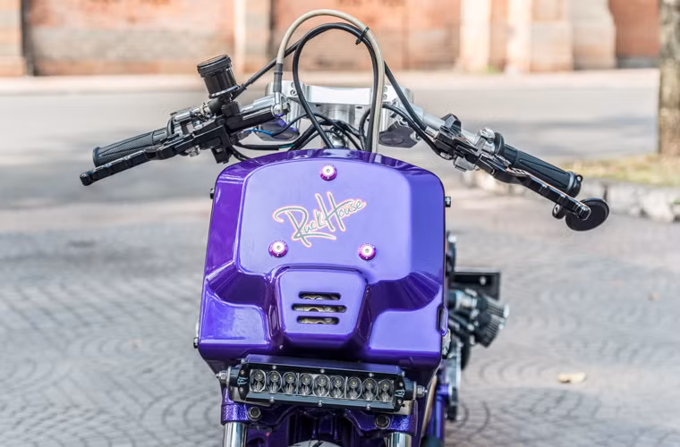 Đèn pha phía trước đã được loại bỏ, thay vào đó là dải đèn LED nằm bên dưới.