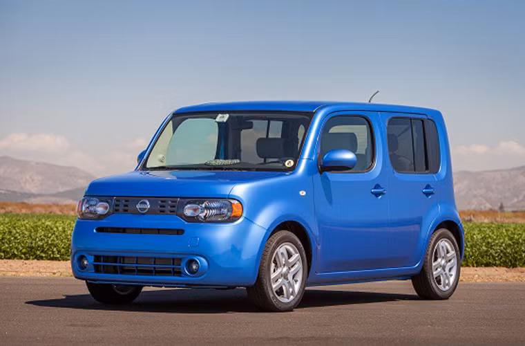 Nissan có thể không sợ rủi ro, và họ đưa ra Nissan Cube với không gian chật chội. Kết quả họ cũng phải khai tử dòng xe này. 