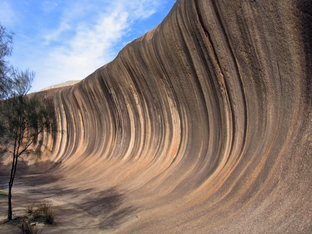 Khối đá này cao khoảng 15m, dài 110m, được hình thành từ đá granite.