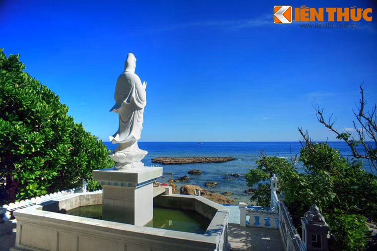 Sân chùa trước cửa hang nhìn ra biển. Giữa sân có một hồ sen có tượng Quán Thế Âm Bồ Tát. Quanh sân là những cây bàng biển cổ thụ tuổi đến hàng trăm năm.