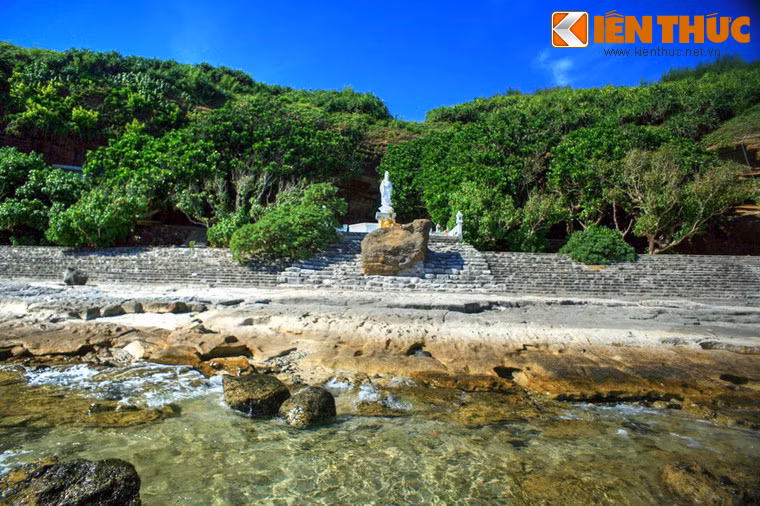 Chùa Hang là một thắng cảnh không thể không ghé thăm của du khách mỗi khi đến đảo Lý Sơn.