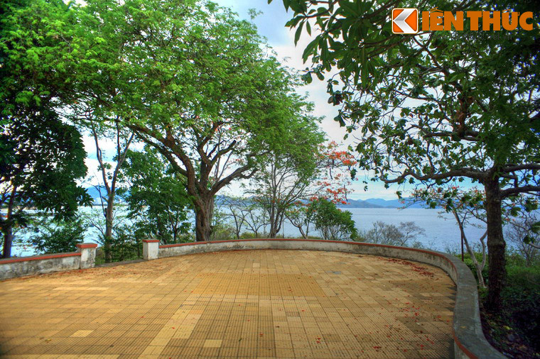 Từ các khoảng sân trong khuôn viên lầu Bảo Đại có thể nhìn rõ toàn cảnh Nha Trang ở nhiều góc độ khác nhau.