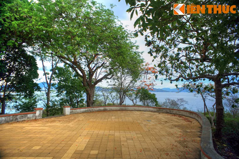 Từ các khoảng sân trong khuôn viên lầu Bảo Đại có thể nhìn rõ toàn cảnh Nha Trang ở nhiều góc độ khác nhau.