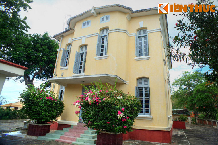 Các toà biệt thự ở nơi đây được xây dựng năm 1923 để làm nơi ăn ở cho các nhà Hải dương học, có tên lần lượt là: Les Agaves (Xương Rồng), Les Frangipaniers (Bông Sứ), Les Bouguinvilles (Hoa Giấy), Les Flamboyants (Phượng Vĩ), Les Badamniers (Cây Bàng). Ảnh: Biệt thự Hoa Giấy.