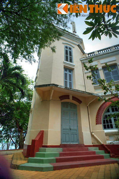 Biệt thự Nghinh Phong có dáng hình hộp chữ nhật, cao 2 tầng. Từ sân trước của biệt thự có 2 đường vòng theo 2 hướng xuống chân đồi, đường vòng hướng Nam là đường bậc thang dẫn đến bãi tắm "Hoàng hậu". Ảnh: Biệt thự Nghinh Phong.