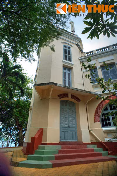 Biệt thự Nghinh Phong có dáng hình hộp chữ nhật, cao 2 tầng. Từ sân trước của biệt thự có 2 đường vòng theo 2 hướng xuống chân đồi, đường vòng hướng Nam là đường bậc thang dẫn đến bãi tắm "Hoàng hậu". Ảnh: Biệt thự Nghinh Phong.